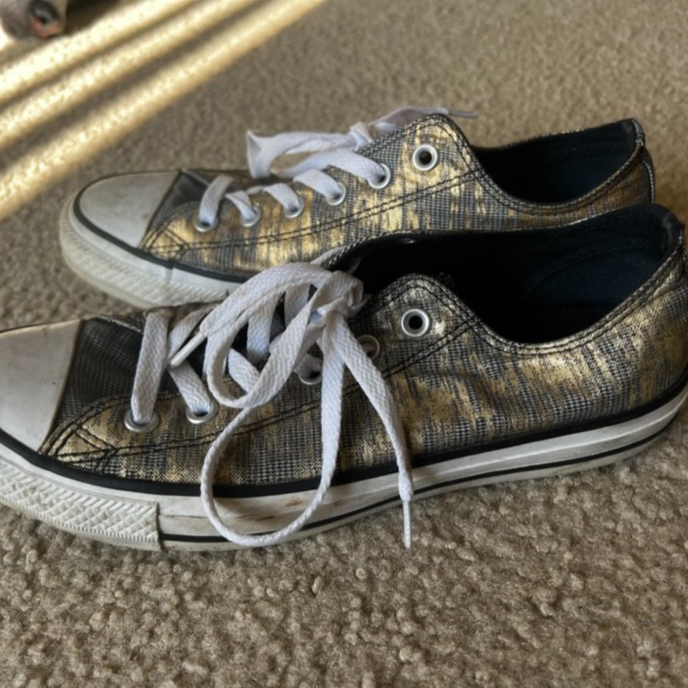 gold and black converse all star